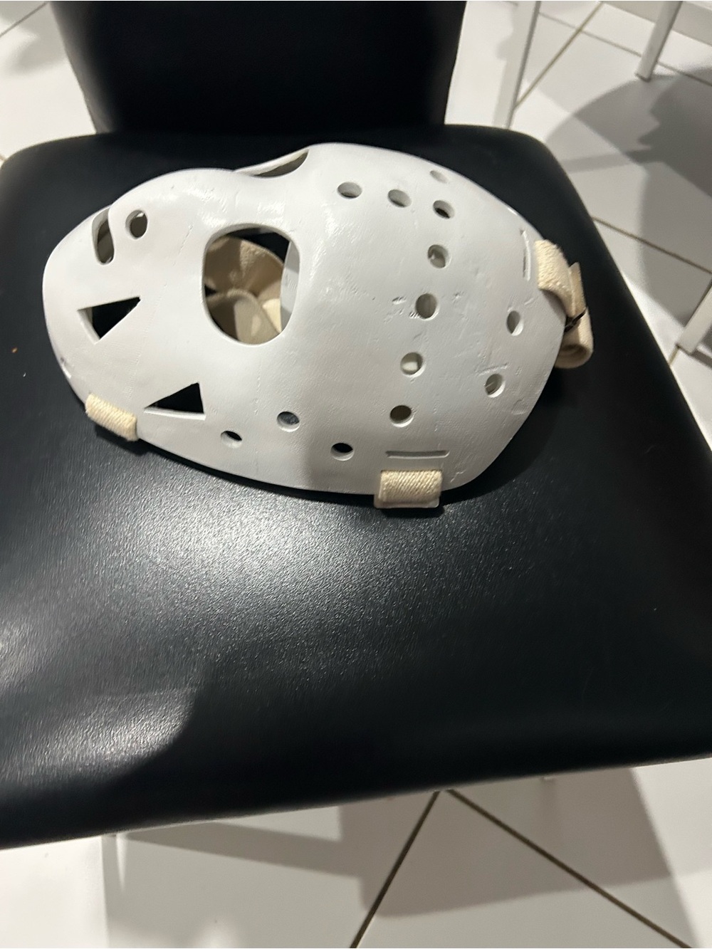 Goalie mask for display. Ernie Higgins design as worn by many classic NHL goalie - Picture 5 of 5